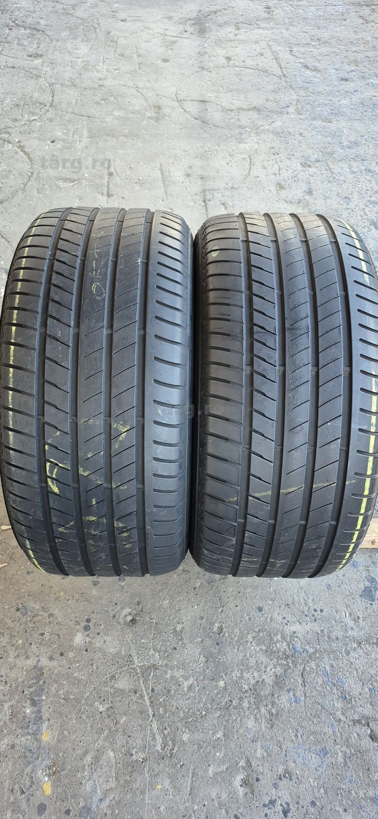 2 anvelope vara runflat Bridgestone 305/40/20.Pretul este pe bucata.