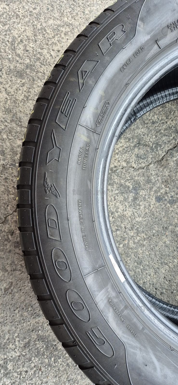 4 anvelope vara runflat Goodyear 255/55/18.Pretul este pe bucata. 4