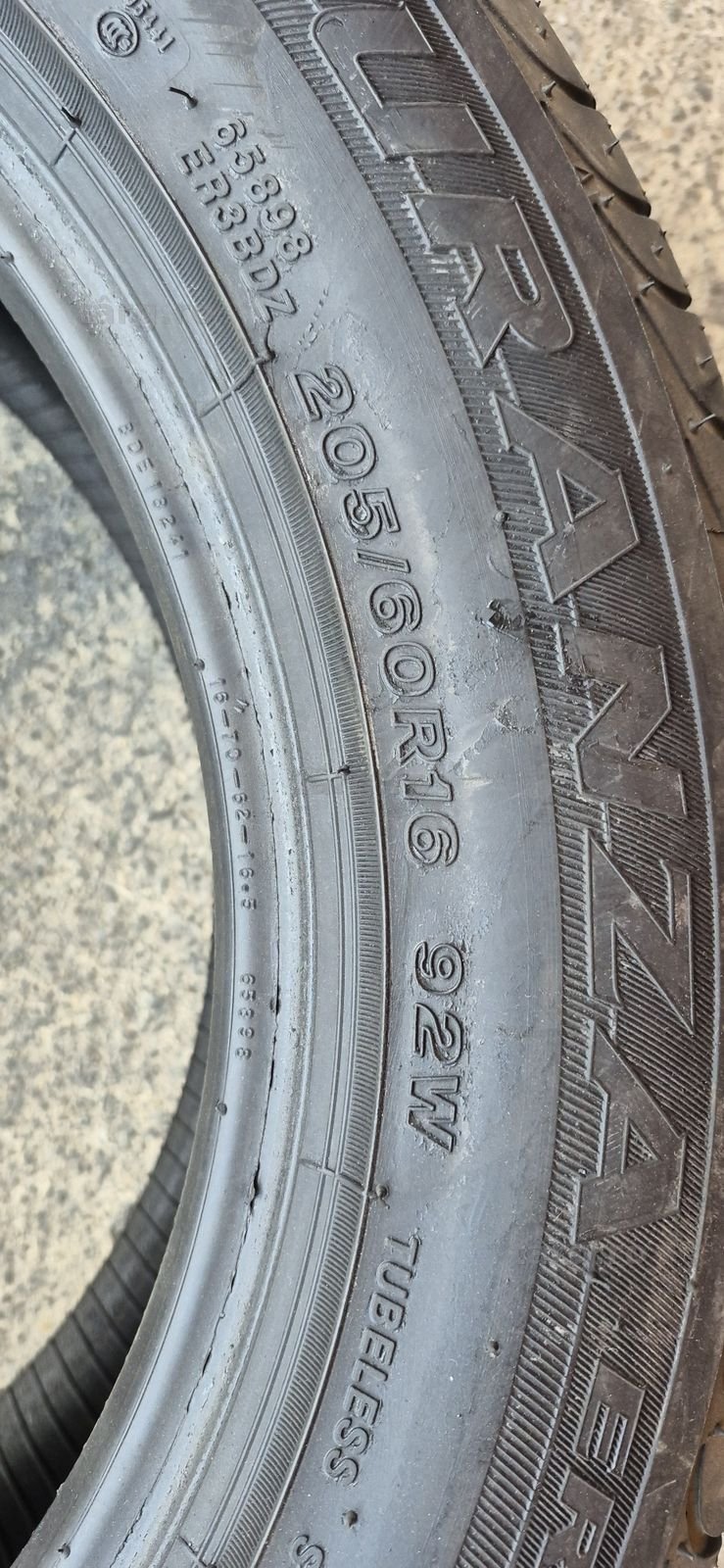 4 anvelope vara runflat ca noi Bridgestone 205/60/16.Pretul este pe bucata. 6