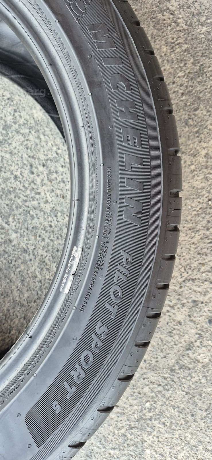 4 anvelope vara ca noi,fata Michelin 245/45/18,spate Goodyear 275/40/18.Pretul este pe bucata. 3