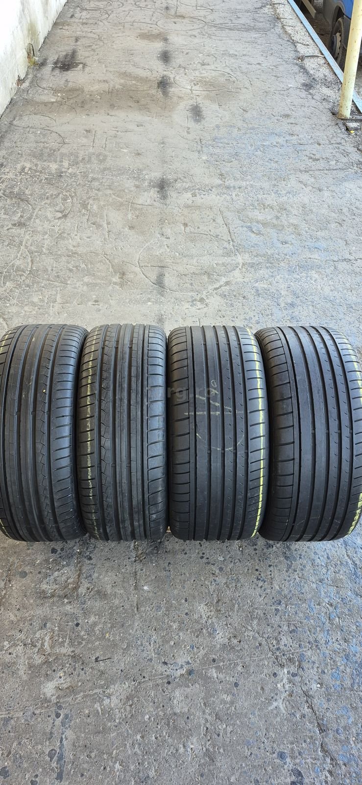 4 anvelope vara runflat Dunlop,fata 245/40/19,spate 275/35/19.Pretul este pe bucata.