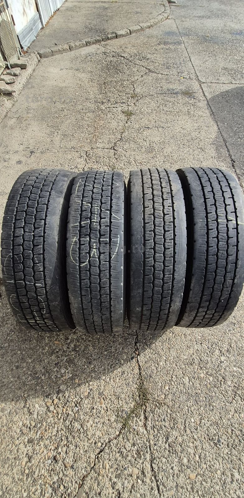 8 anvelope M+S Bridgestone 295/80/22,5.Pretul este pe bucata