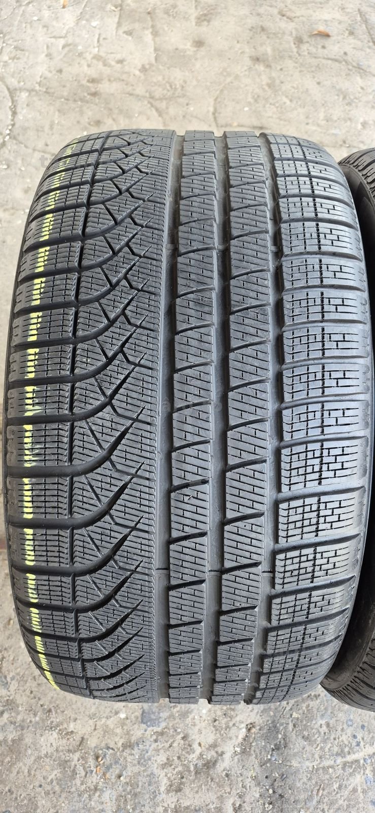2 anvelope iarna Pirelli 305/30/21.Pretul este pe bucata. 2