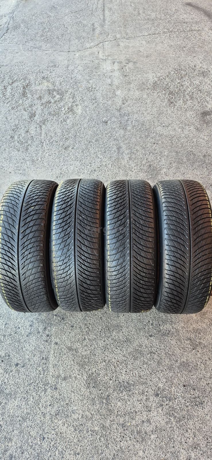 4 anvelope iarna Michelin 215/55/18.Pretul este pe bucata.