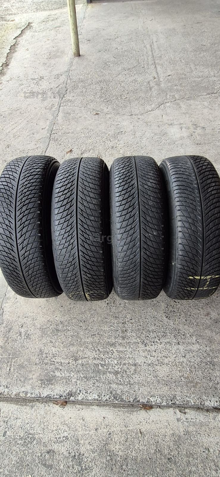 4 anvelope iarna ca si noi Michelin 255/70/18.Pretul este pe bucata.