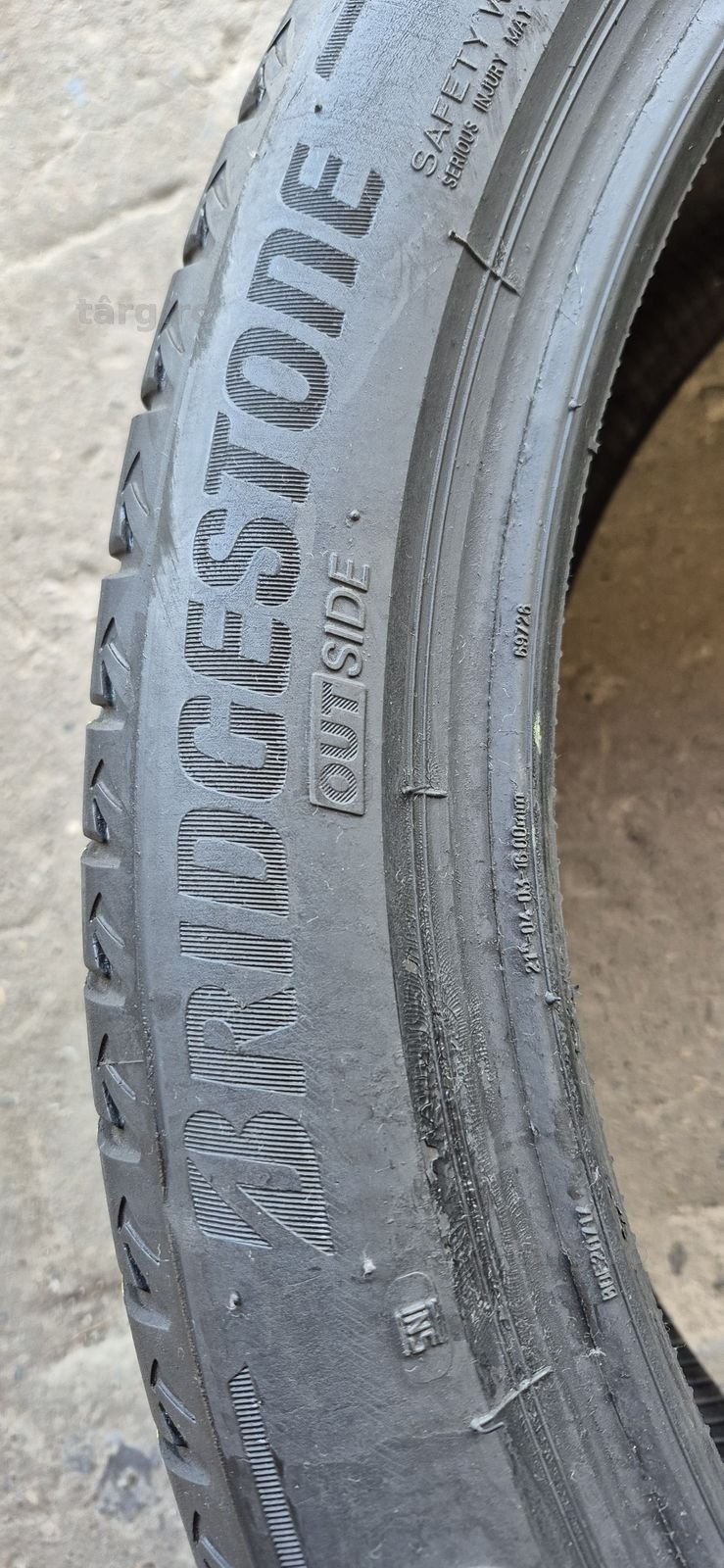 4 anvelope vara runflat Bridgestone 245/40/21.Pretul este pe bucata. 4