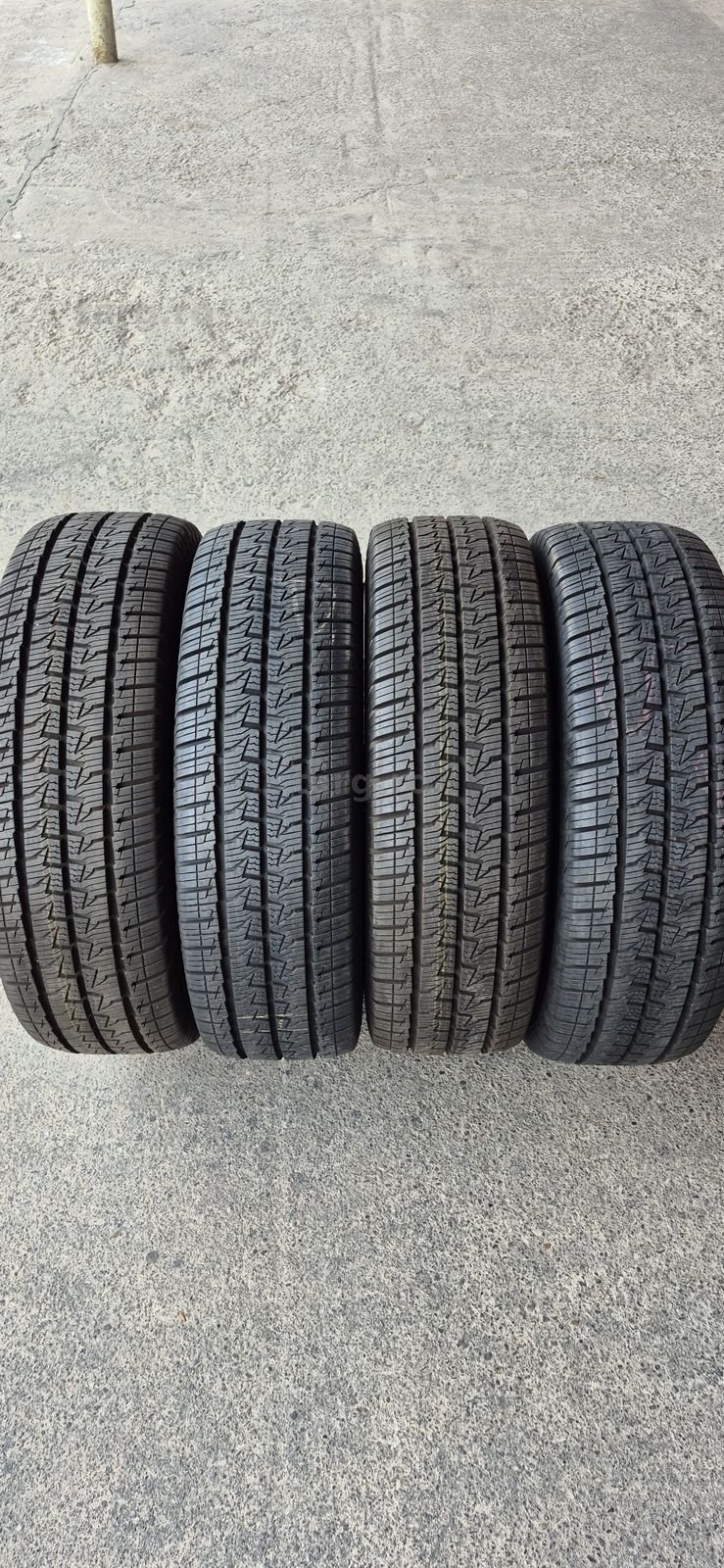 4 anvelope M+S noi Continental 225/75/16C;121/120 R.Pretul este pe bucata.