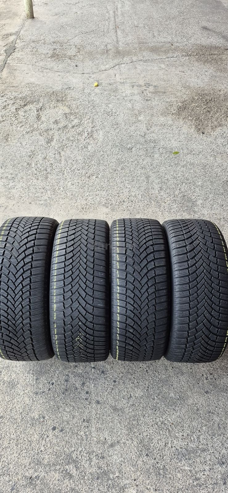 4 anvelope iarna Bridgestone 235/45/18.Pretul este pe bucata