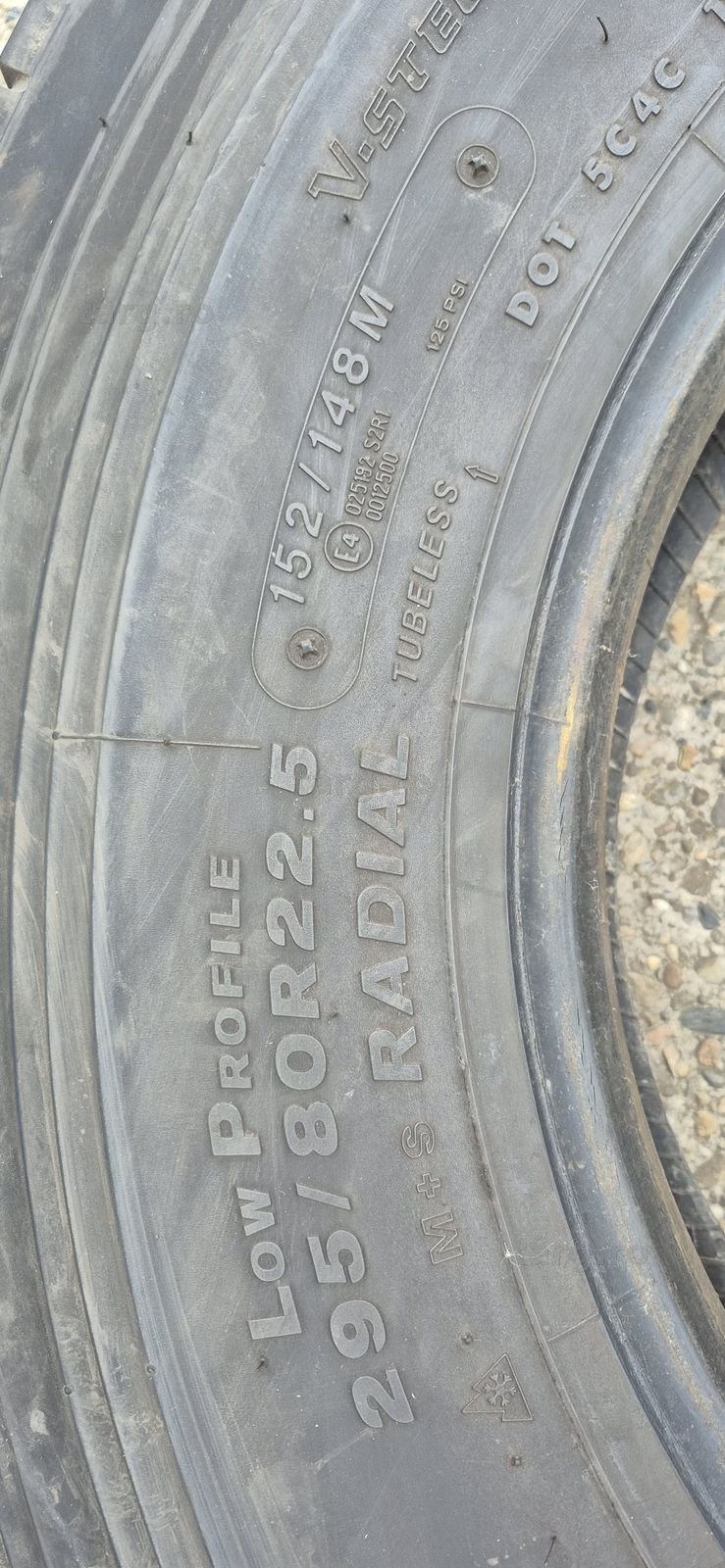 12 anvelope M+S  Bridgestone 295/80/22,5.Pretul este pe bucata 7