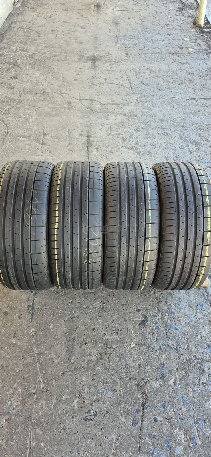 4 anvelope vara Pirelli 235/35/20.Pretul este pe bucata.