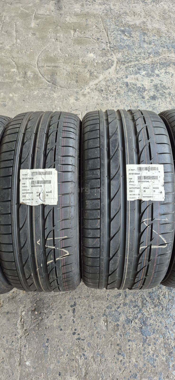 4 anvelope vara noi runflat Bridgestone,fata 225/40/19,spate 255/35/19,dot 2025.Pretul este pe bucata. 2