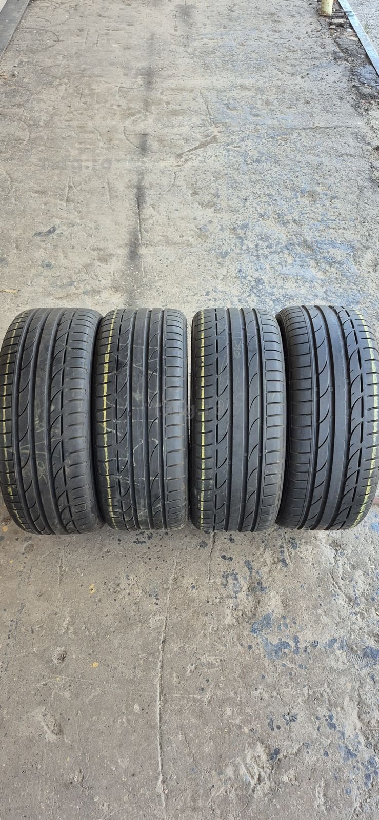 4 anvelope vara Bridgestone 225/40/19.Pretul este pe bucata