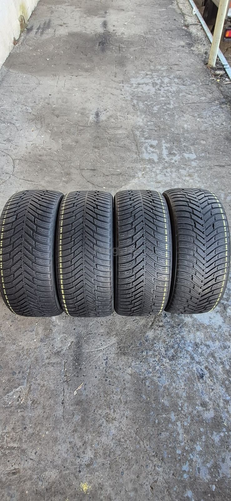 4 anvelope iarna Nokian 245/40/19.Pretul este pe bucata.