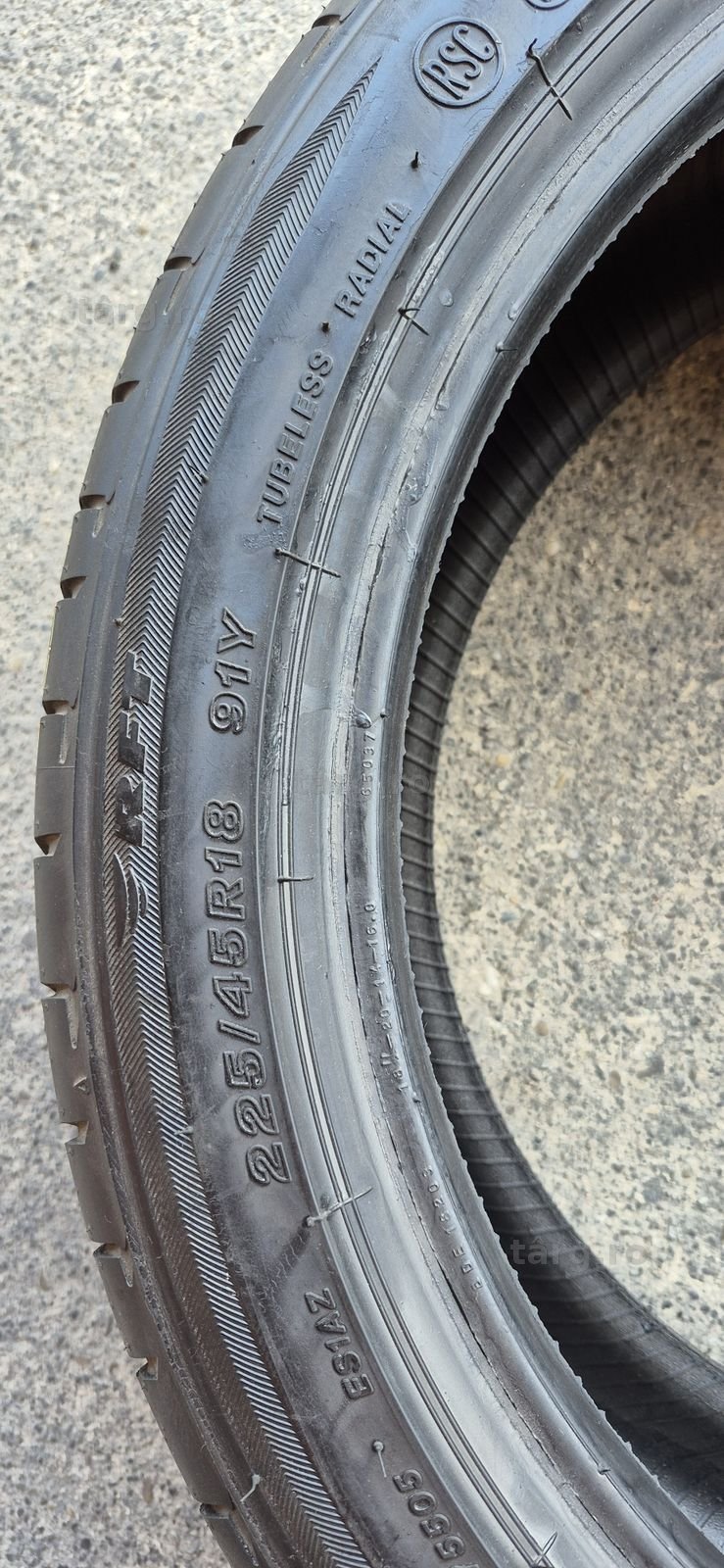 4 anvelope vara runflat Bridgestone,fata 225/45/18,spate 255/40/18.Pretul  este pe bucata 5