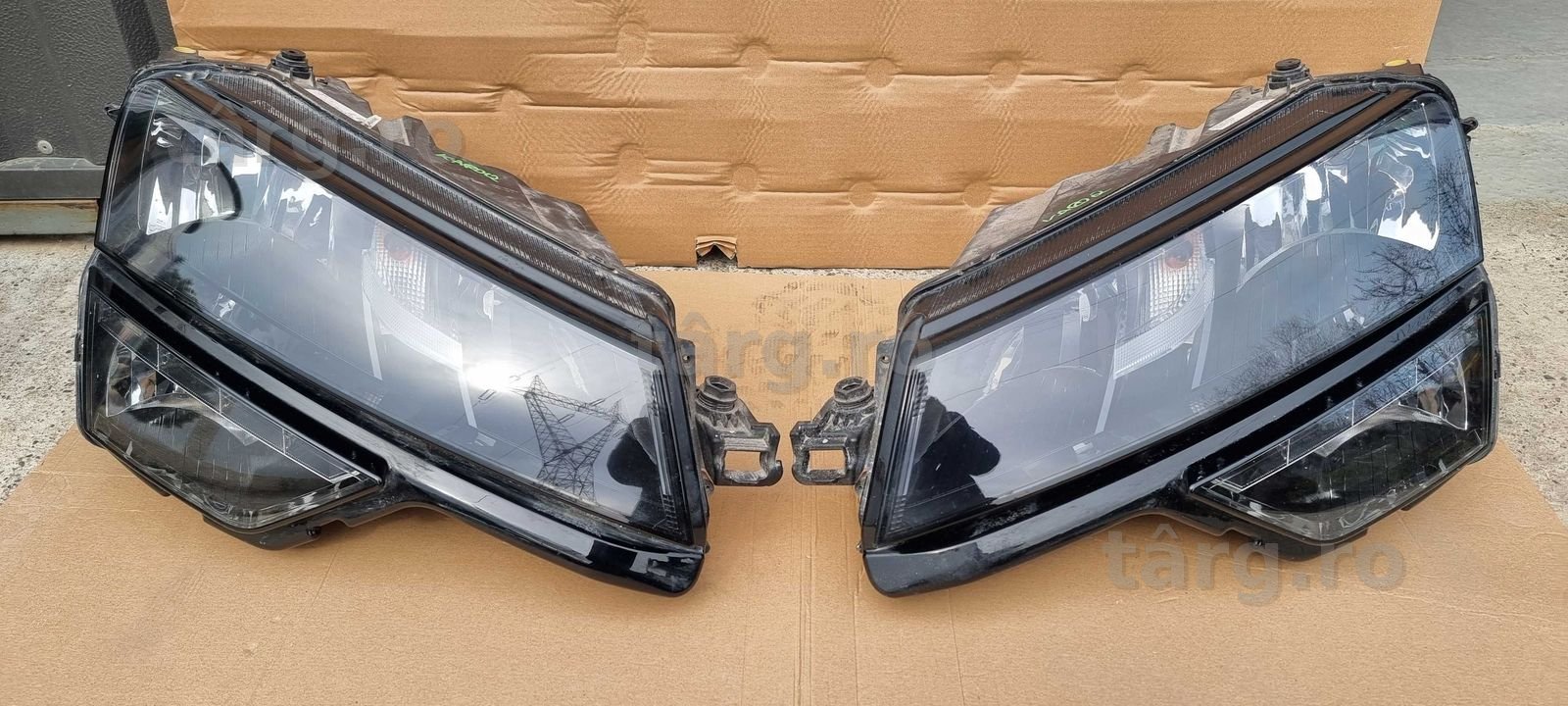 Far stanga dreapta Halogen LED Skoda Karoq 2017 2018 / 2019 2020