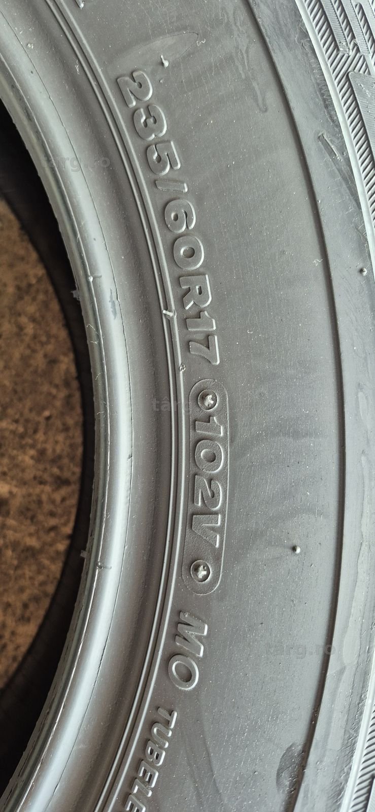 2 anvelope vara Bridgestone 235/60/17.Pretul este pe bucata. 5