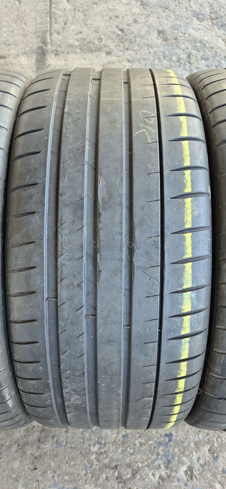 4 anvelope vara Michelin 235/35/20.Pretul este pe bucata. 3