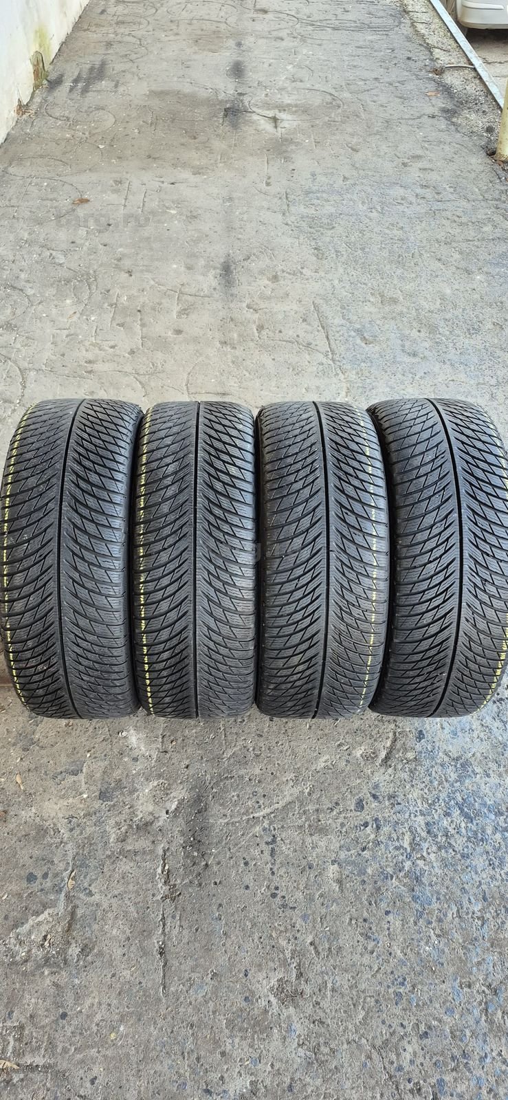 4 anvelope iarna Michelin,235/45/19.Pretul este pe bucata.