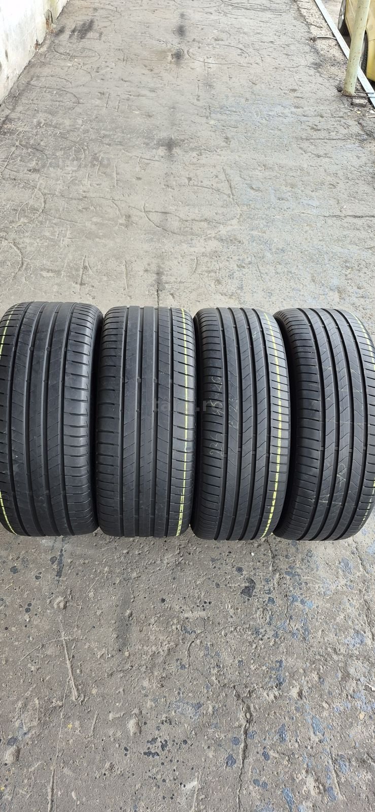 4 anvelope vara Bridgestone,fata 235/45/20,spate 255/40/20.Pretul este pe bucata
