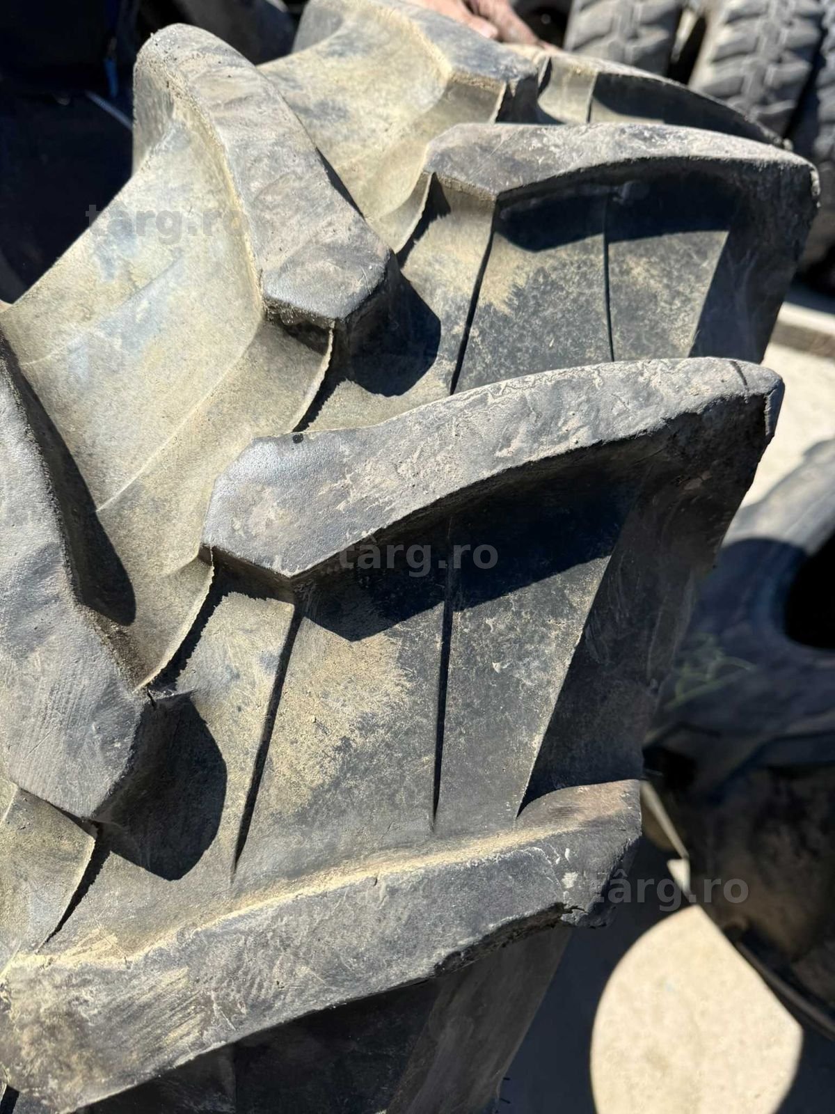 Cauciuc 12.4 R20 Pirelli 4
