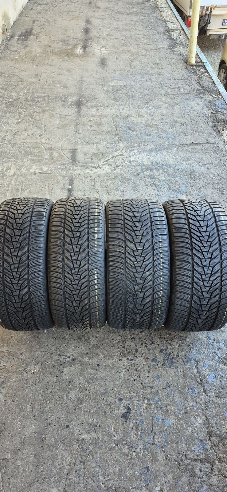 4 anvelope iarna ca noi Hankook,fata 245/40/19,spate 275/35/19.Pretul este pe bucata.