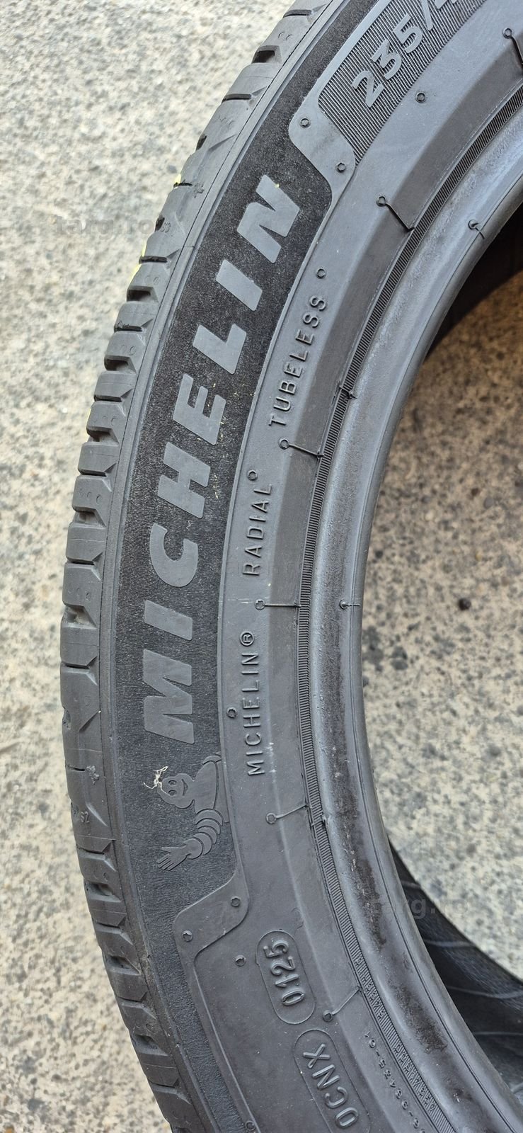 2 anvelope vara ca noi Michelin 235/45/18,dot 2025.Pretul este pe bucata. 3