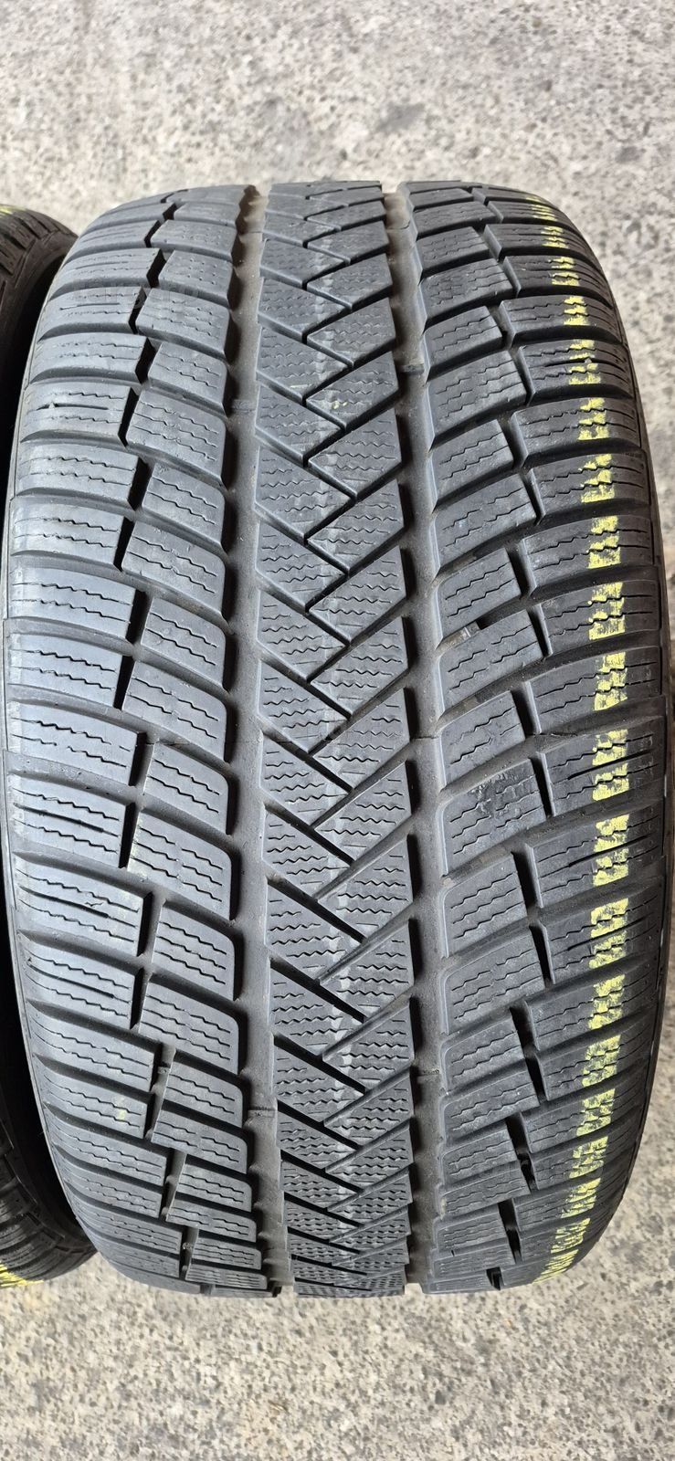 4 anvelope iarna Vredestein,fata 225/45/18,spate 255/40/18.Pret/bucata 3