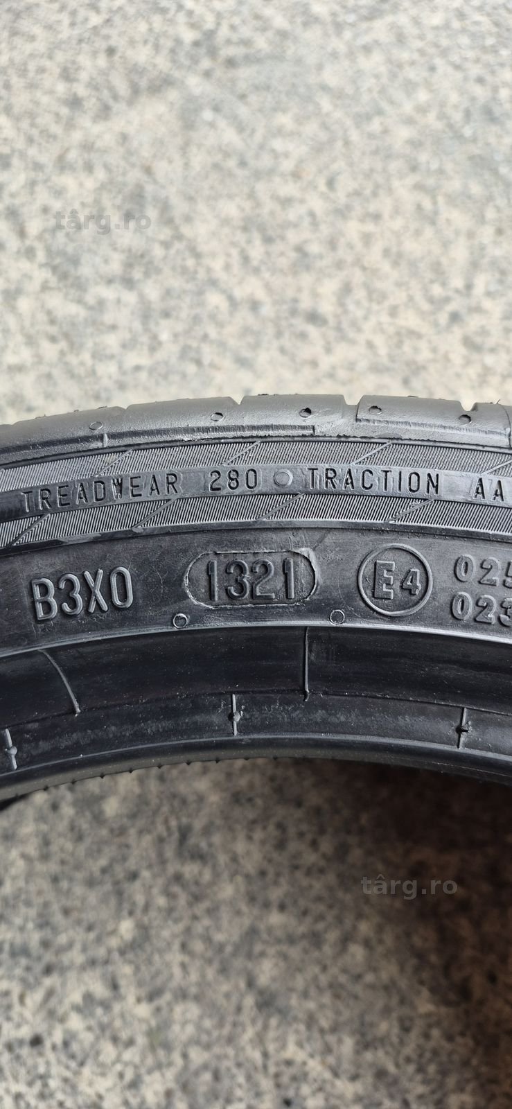 4 anvelope vara RFT  Continental,fata 225/40/18,spate 245/35/18.Pretul este pe bucata 8