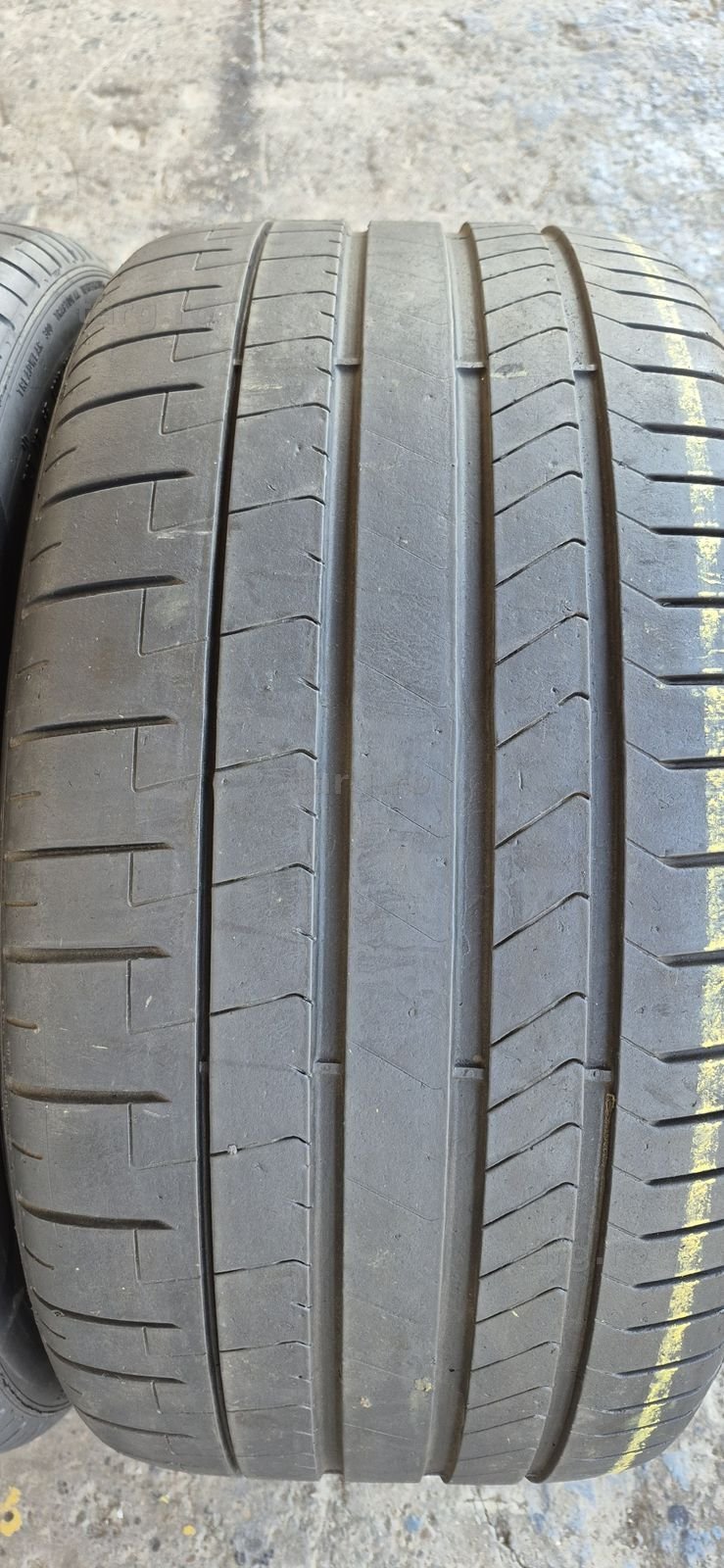 2 anvelope vara Pirelli 285/35/20,dot 2020.Pretul este pe bucata. 2