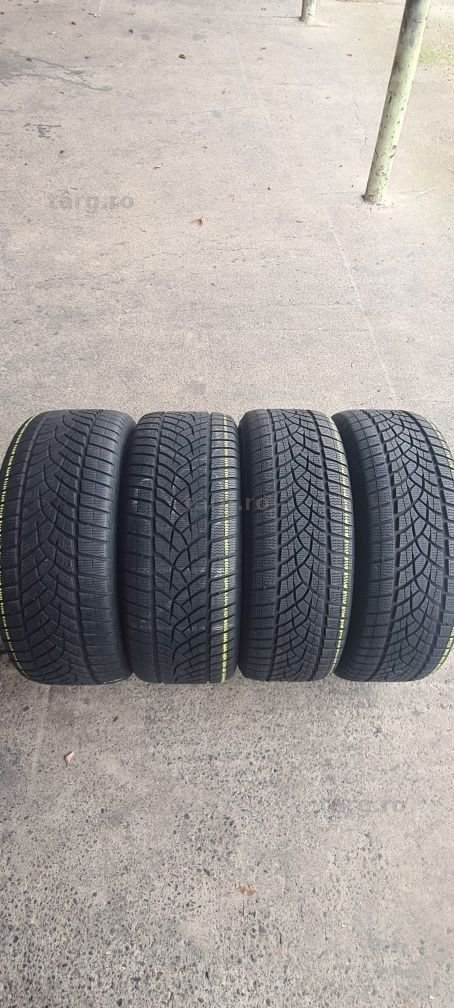 4 anvelope iarna Goodyear,fata 235/55/19,spate 255/50/19.Pret/bucata