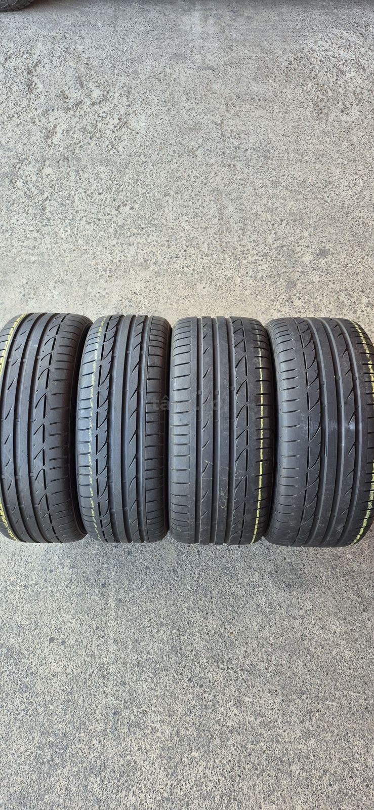 4 anvelope vara runflat Bridgestone,fata 225/45/18,spate 255/40/18.Pretul  este pe bucata
