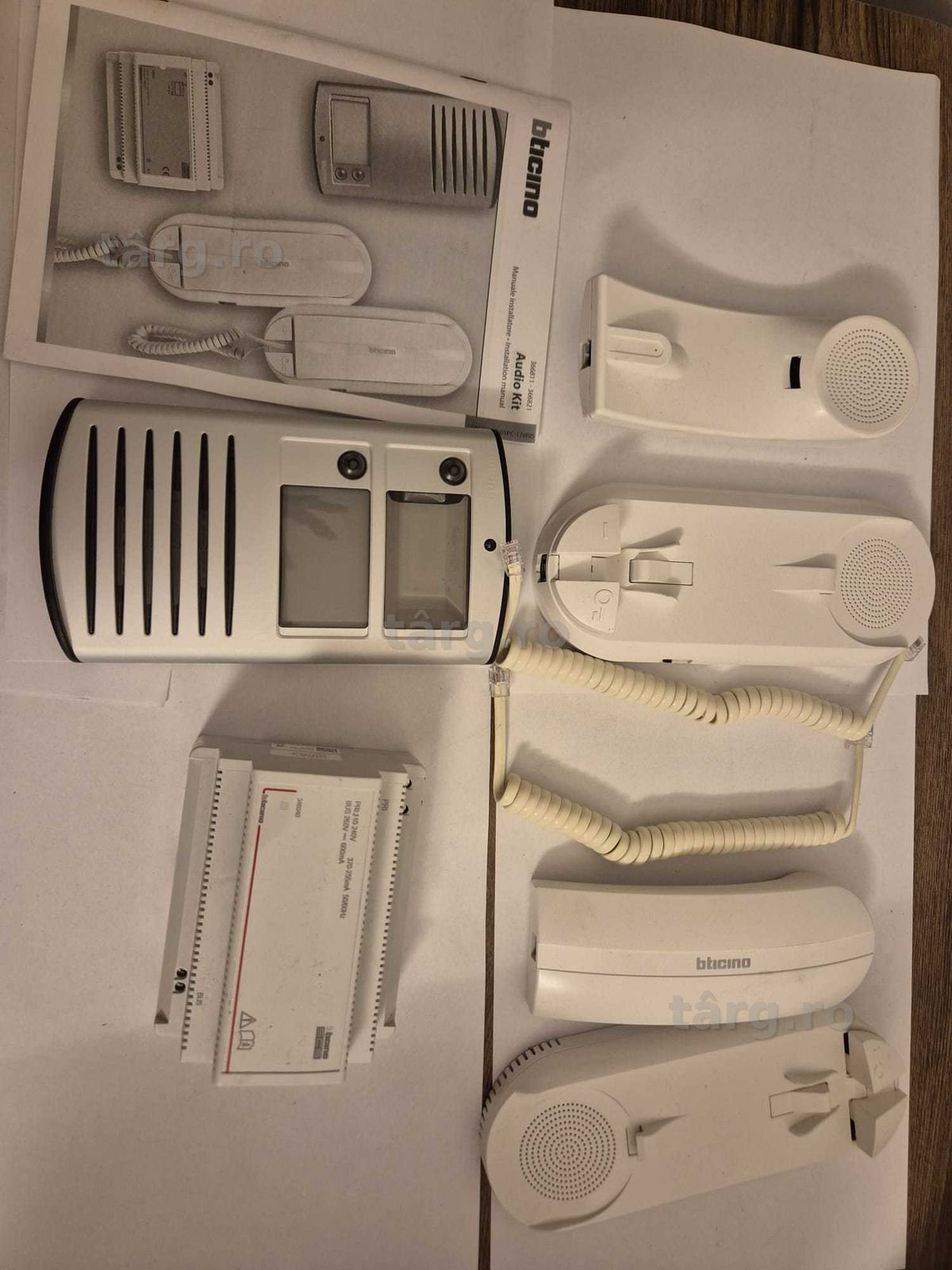 Kit interfon audio analogic bifamilial cu dispozitiv exterior și două interfoane interne