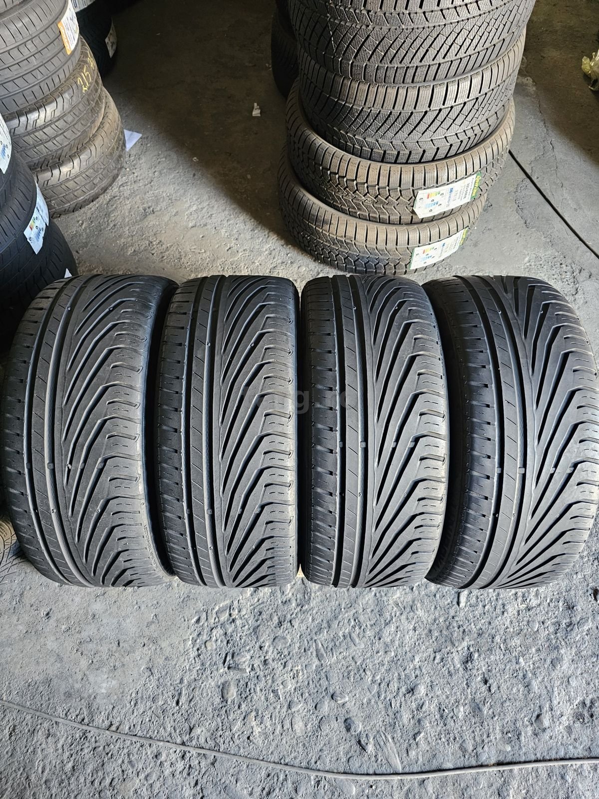 4 anvelope vara 225 40 18 Uniroyal