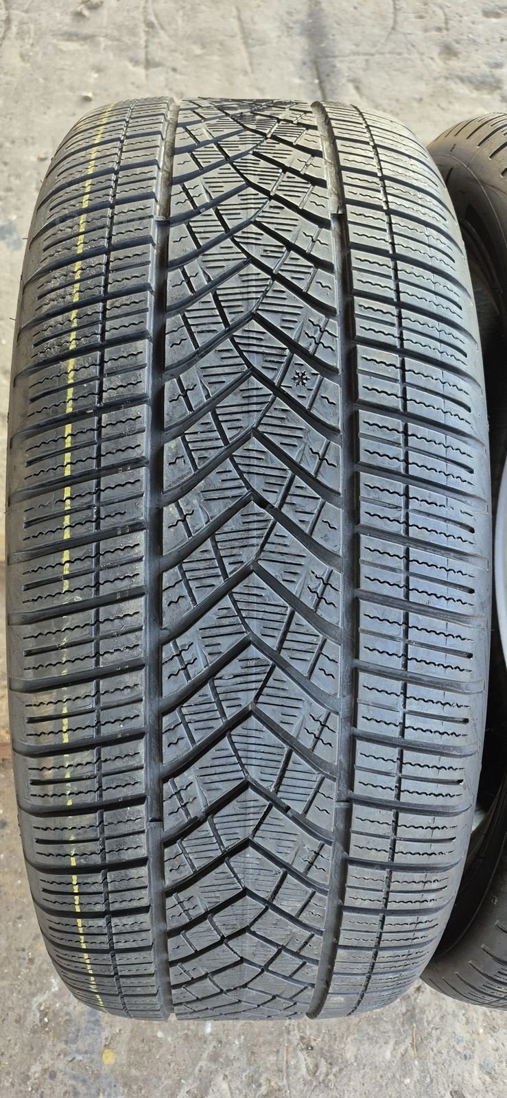 2 anvelope iarna Goodyear 255/50/21,dot 2022.Pretul este pe bucata. 2