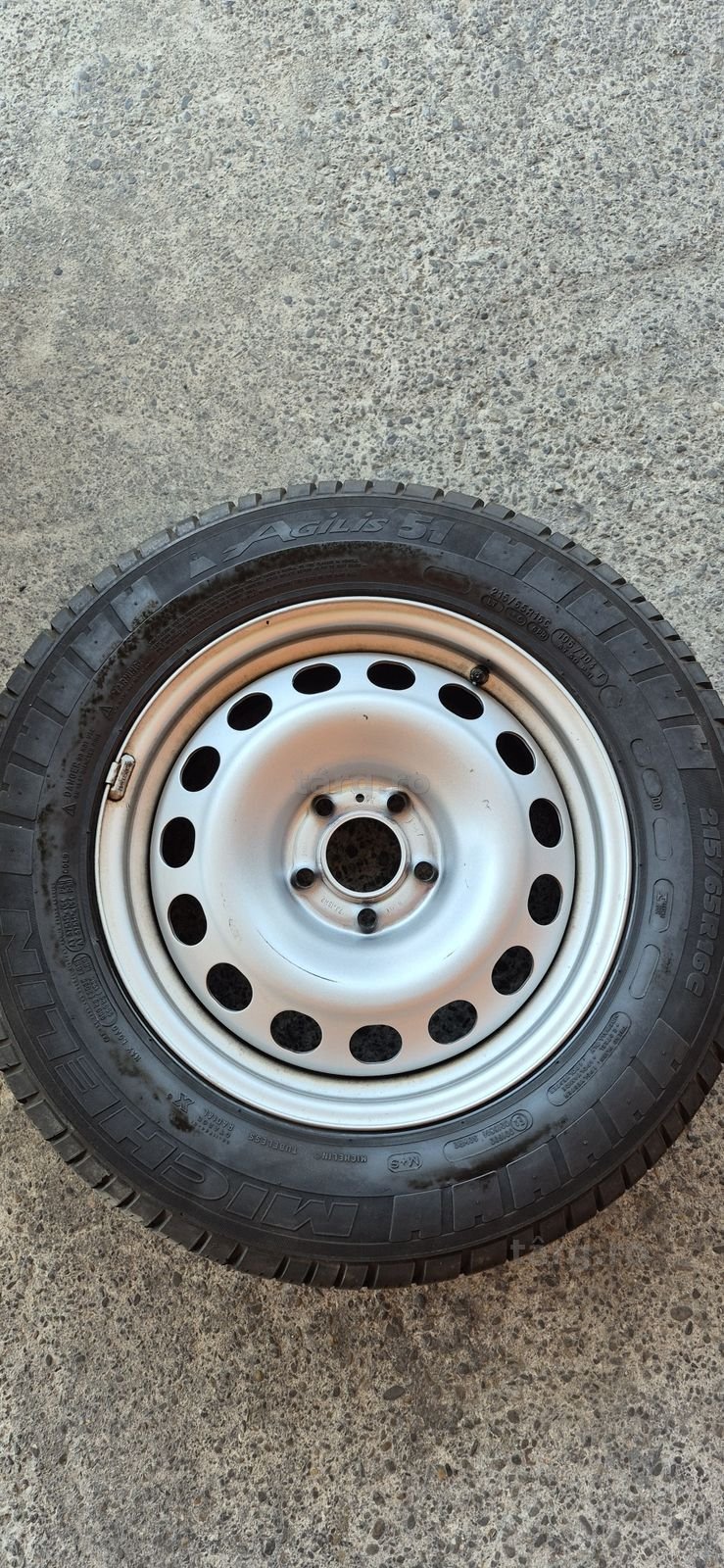 4 anvelope vara ca noi Michelin 215/65/16C,echipate cu jante R16;7Jx16H2,ET.46.Pretul este pe bucata. 6