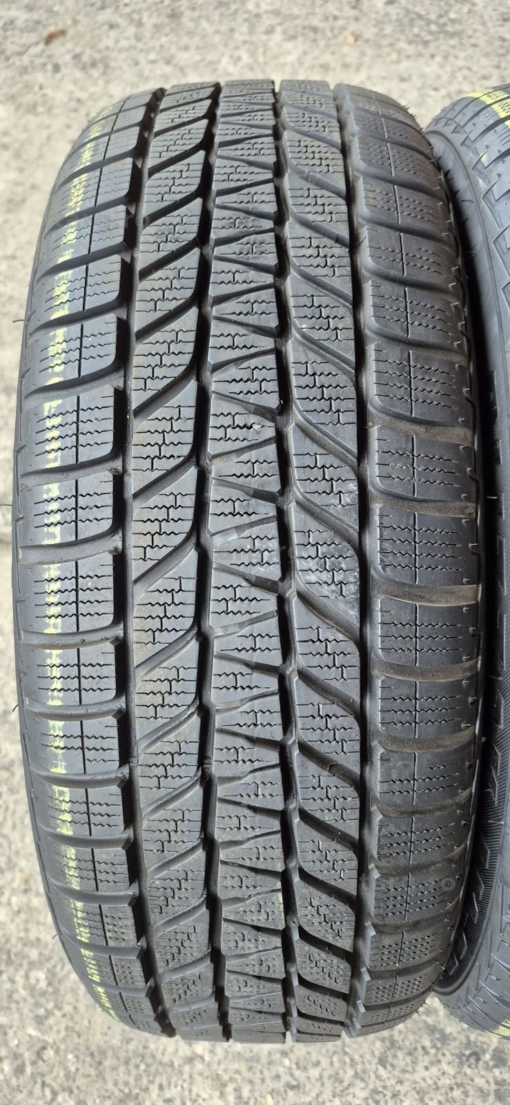 4 anvelope iarna runflat Bridgestone 205/55/17.Pretul este pe bucata. 3