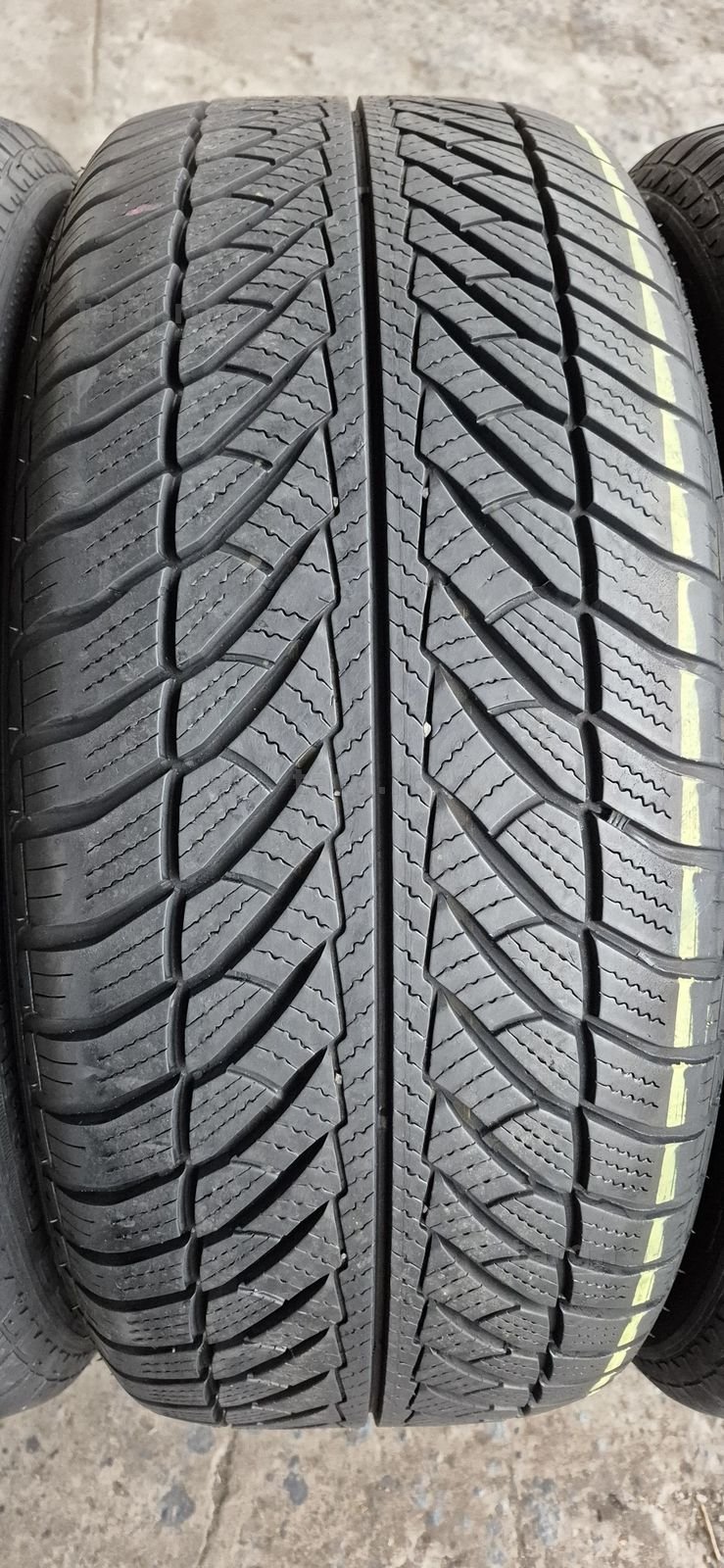 4 anvelope iarna runflat Goodyear,255/50/19.Pretul este pe bucata 3