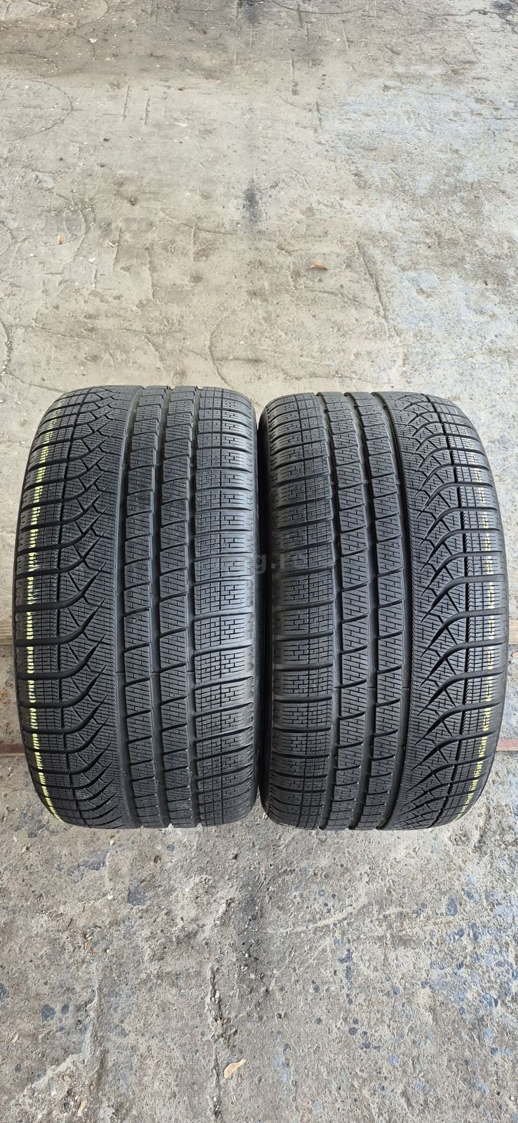 2 anvelope iarna Pirelli 305/30/21.Pretul este pe bucata.