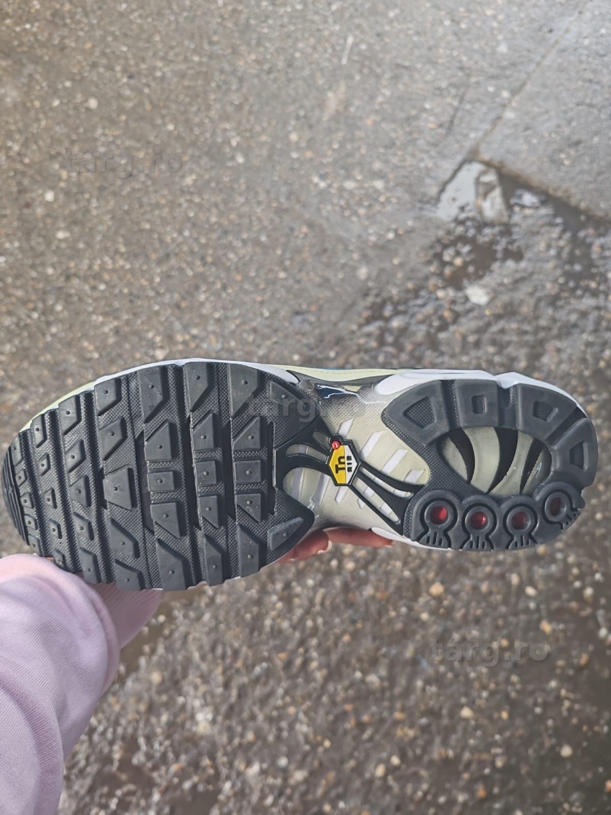 Nike air max plus  dot pattern 2