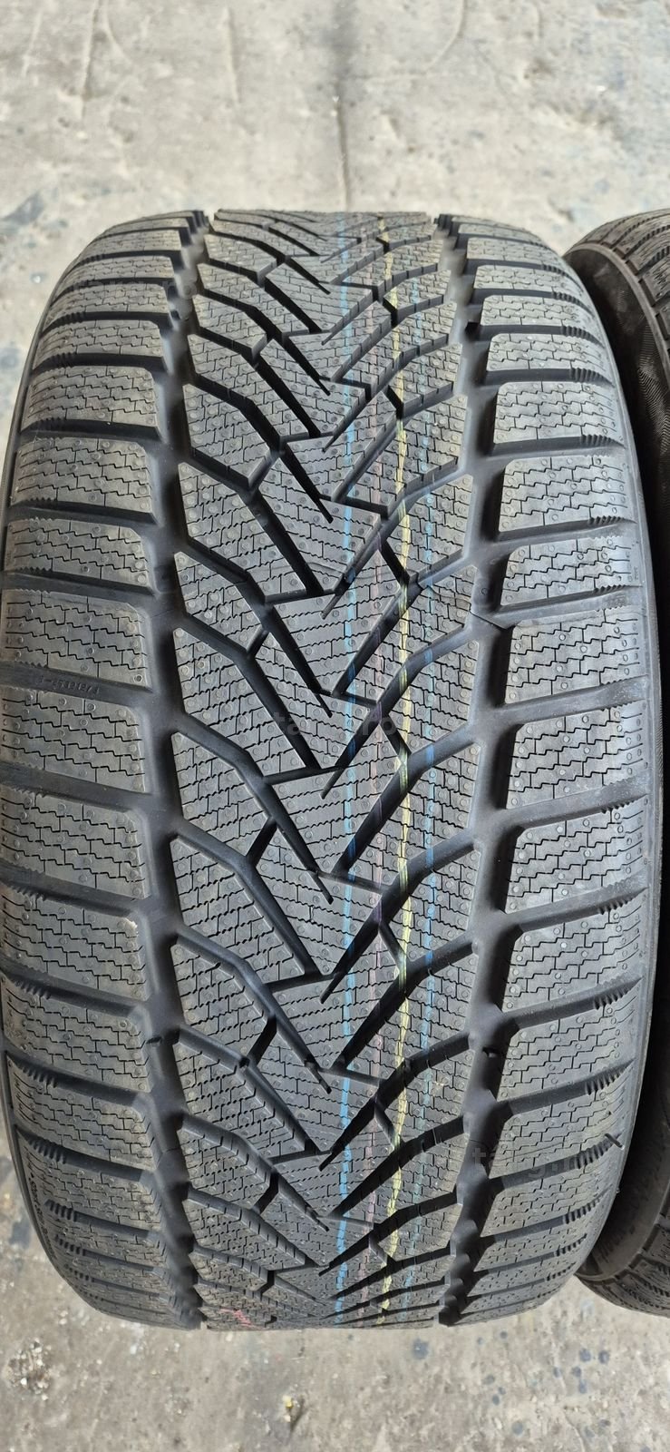 2 anvelope iarna noi Uniroyal 255/35/19,dot 2022.Pretul este pe bucata 2
