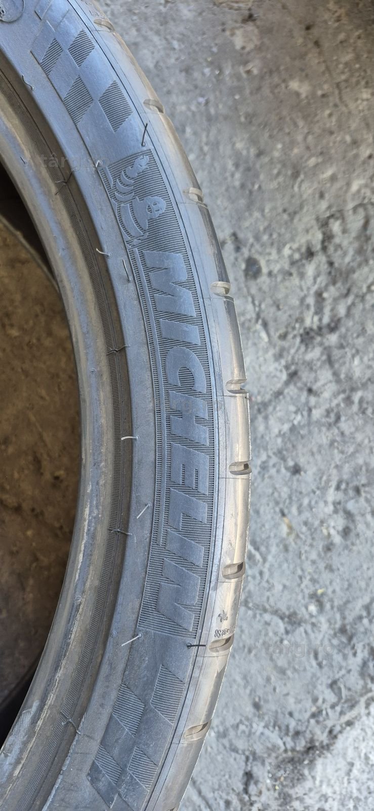 4 anvelope vara noi,2 Goodyear,2 Michelin 265/35/22.Pretul este pe bucata. 6