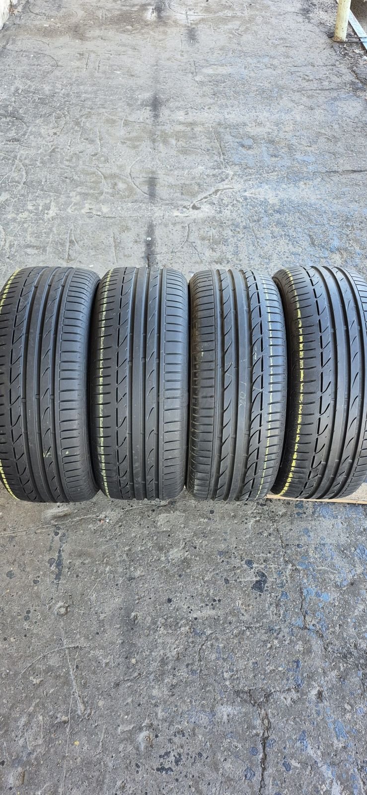 4 anvelope vara Bridgestone 235/50/18.Pretul este pe bucata.