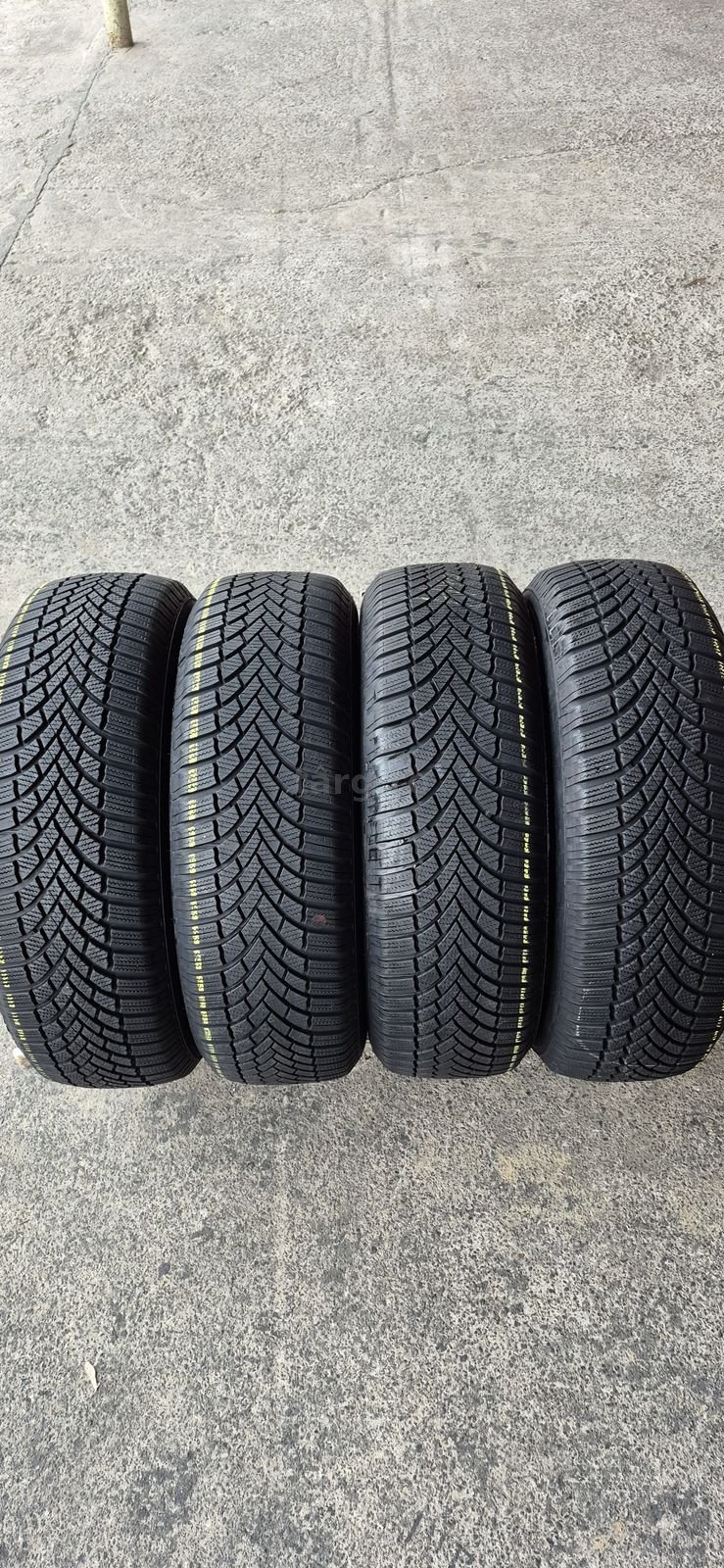 4 anvelope iarna Bridgestone 235/65/18.Pretul este pe bucata.
