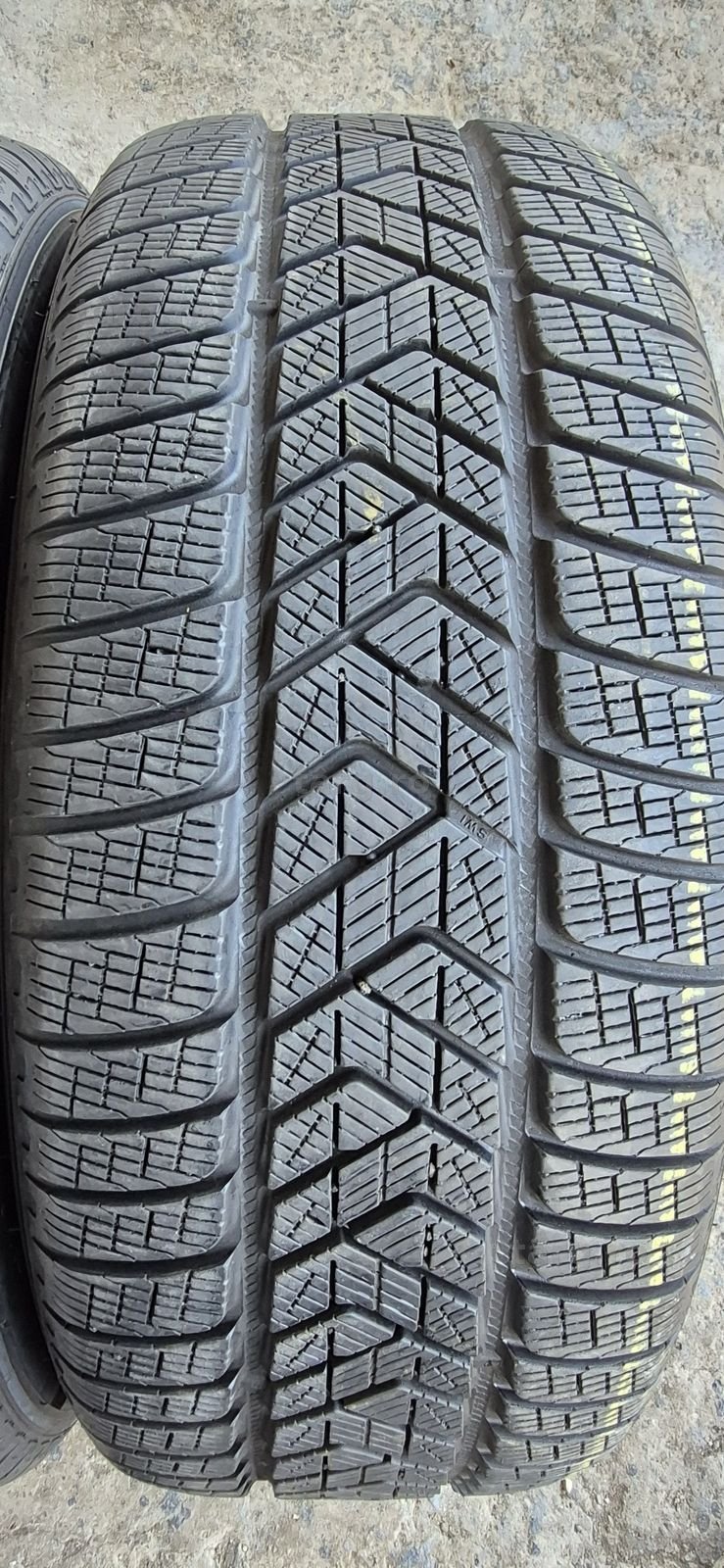 4 anvelope iarna Pirelli 255/55/20.Pretul este pe bucata. 3