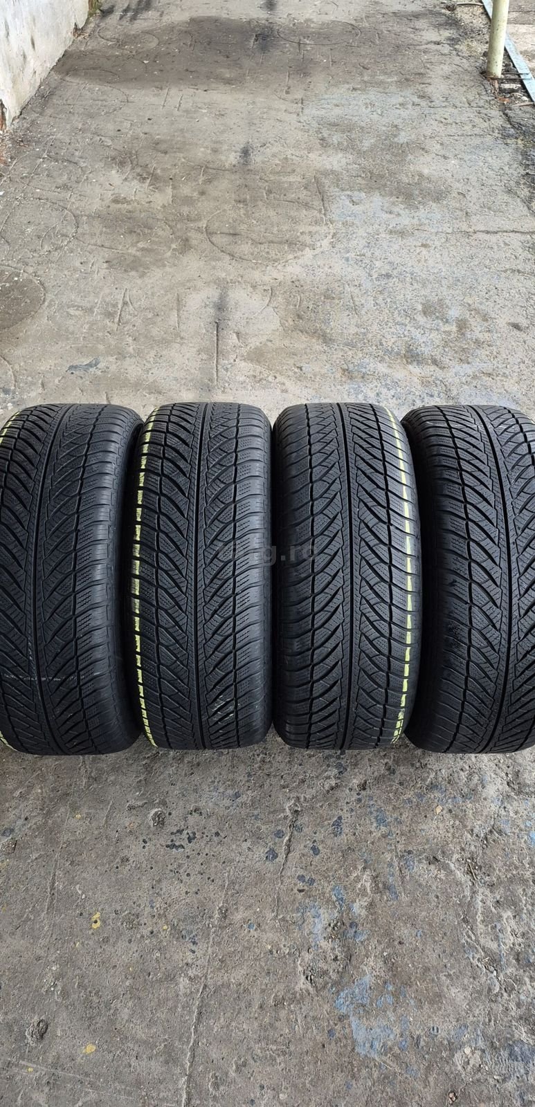 4 anvelope iarna runflat Goodyear,255/50/19.Pretul este pe bucata