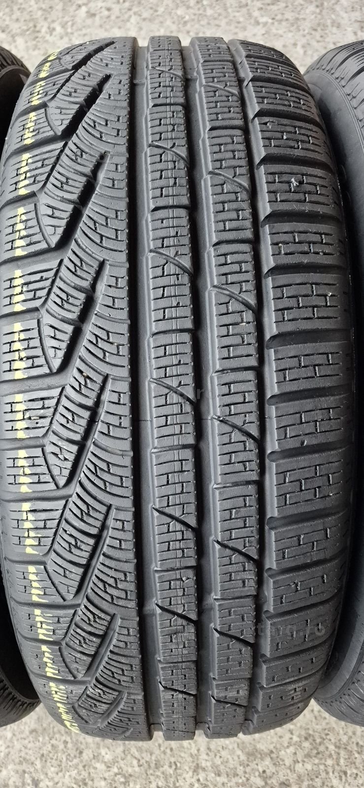 4 anvelope iarna ca si noi Pirelli 235/55/18.Pretul este pe bucata. 3