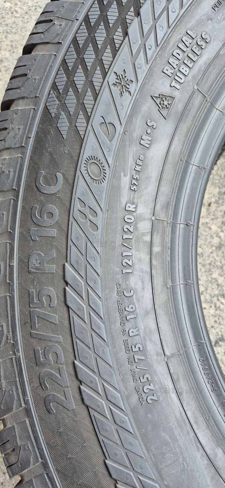 4 anvelope M+S noi Continental 225/75/16C;121/120 R.Pretul este pe bucata. 5