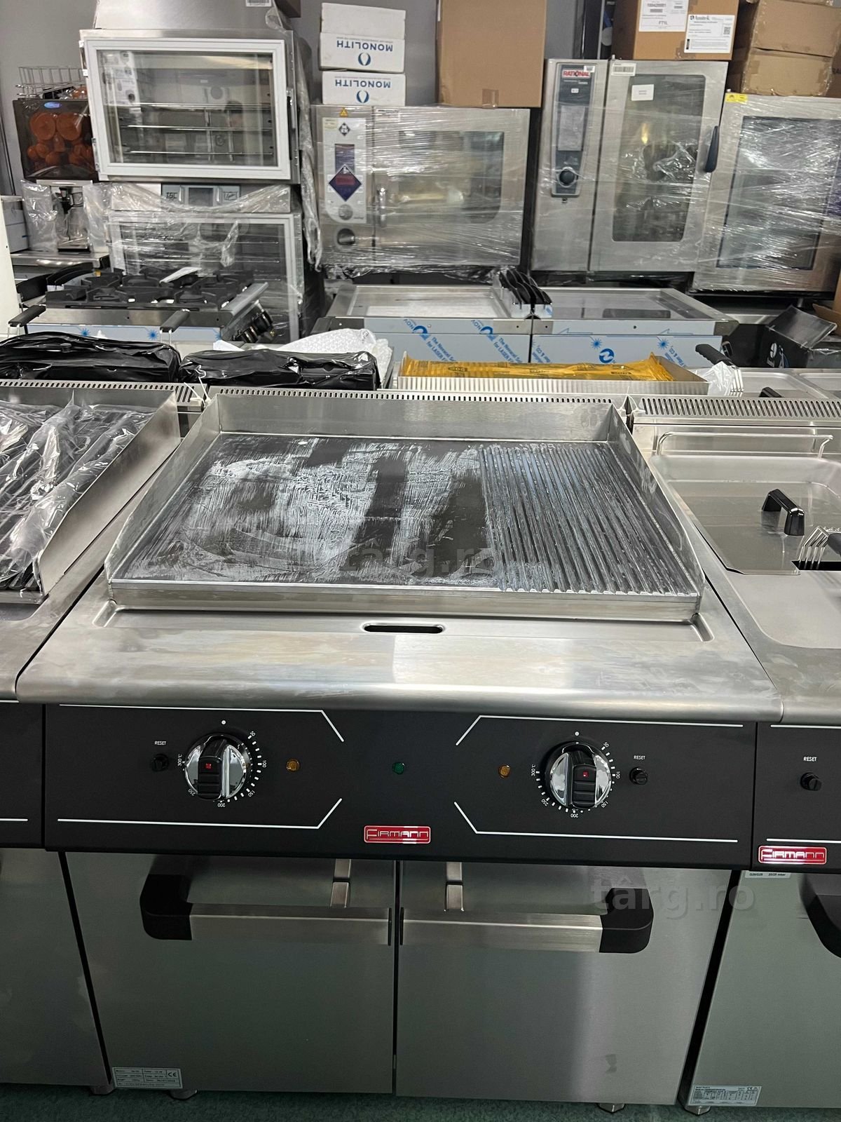 Firmann V9TG - Fry top; Plita electrica neteda-striata (linia 900)