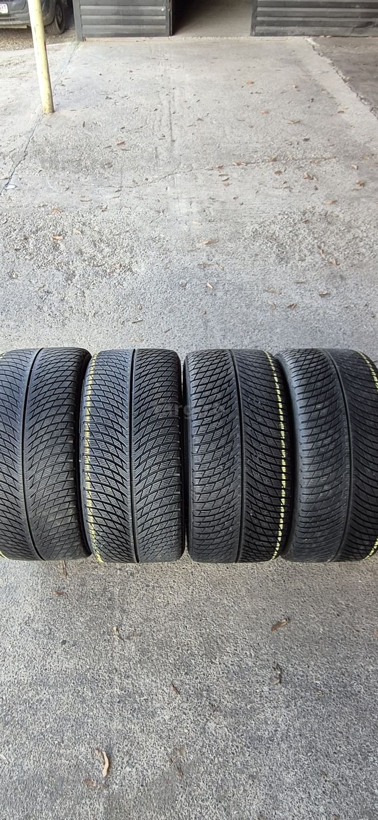 4 anvelope iarna Michelin 295/35/21.Pretul este pe bucata.