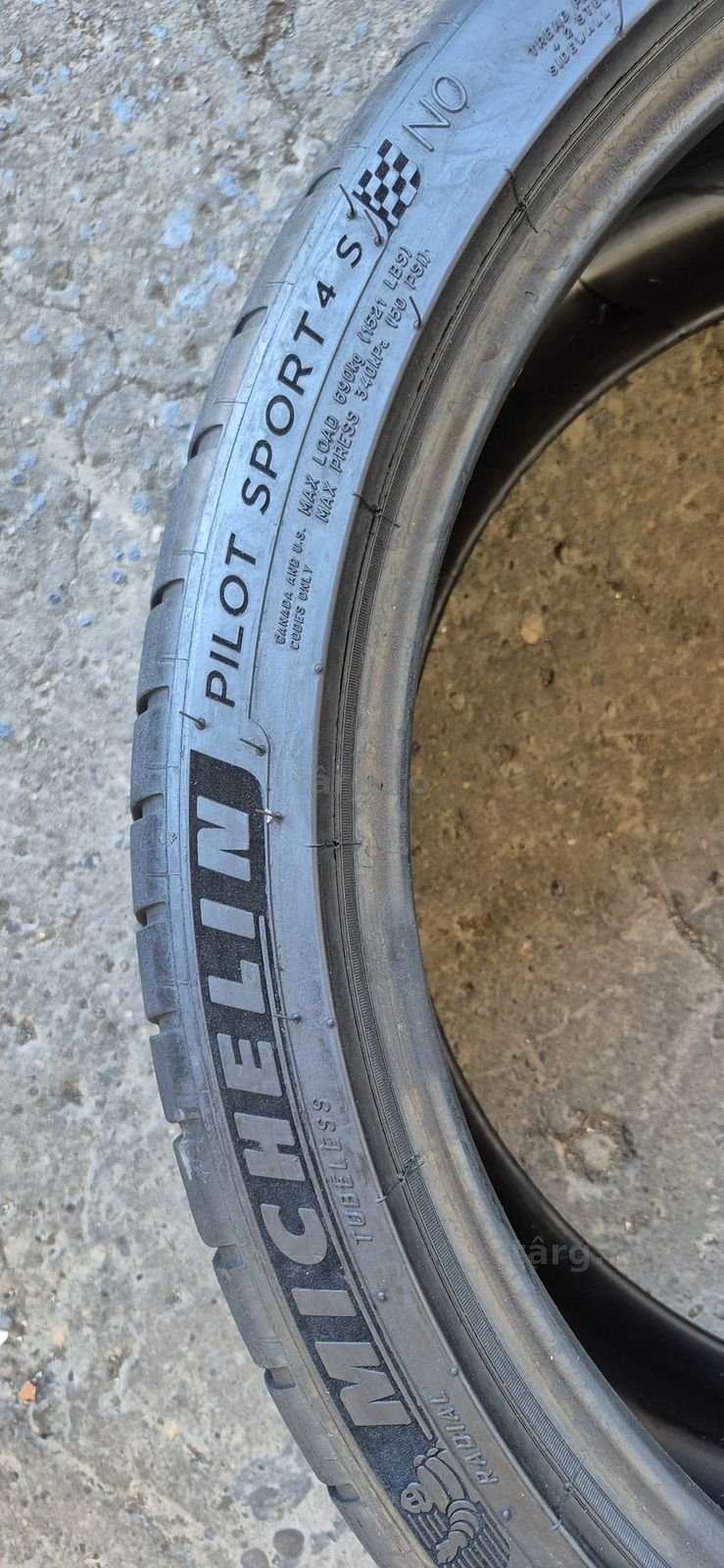 4 anvelope vara,fata Michelin 245/35/20,dot 2022,spate Continental  275/30/20,dot 2024.Pretul este pe bucata. 4